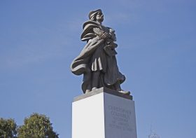 La monumental estatua de Colón de Ciudad de México será sustituida por una “joven de Amajac”